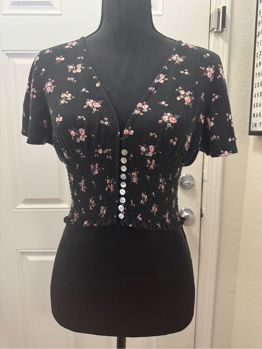 Women's Black Floral Button-Front Cropped Top 0205